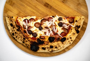 Geleneksel Brezilya zanaatkar pizzası, pepperoni ve soğanlı uzun vadeli hamur..