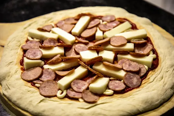 Stock image The most traditional rustic Brazilian artisanal pizza, pepperoni and onions with long-maturing dough.