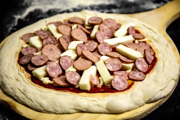 stock image The most traditional rustic Brazilian artisanal pizza, pepperoni and onions with long-maturing dough.