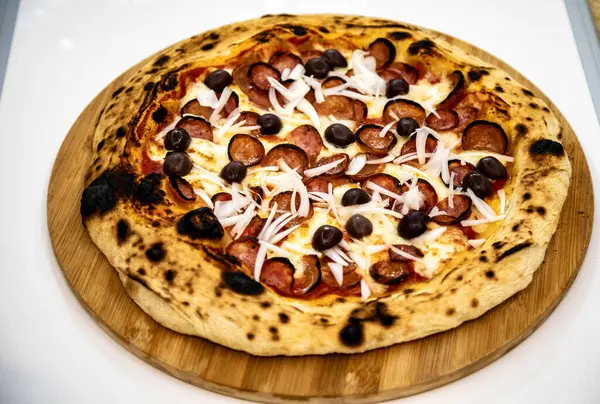 Stock image The most traditional rustic Brazilian artisanal pizza, pepperoni and onions with long-maturing dough.