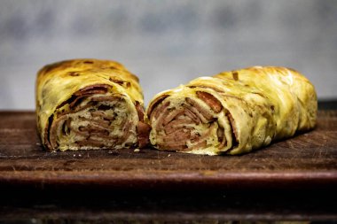 Kırsal ve zanaatkar pepperonili ekmek.