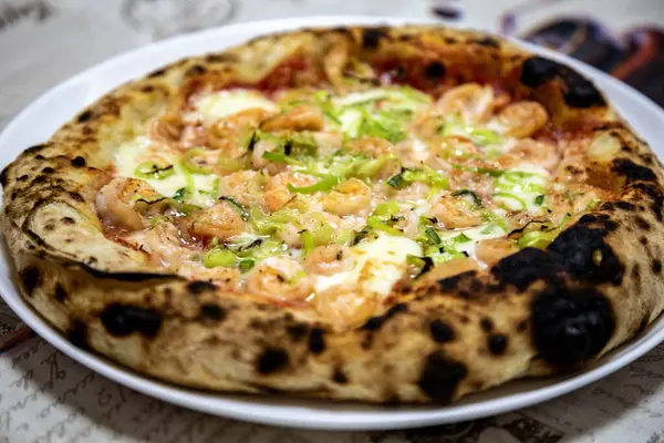 stock image Rustic artisanal shrimp pizza with catupiry cheese and leeks