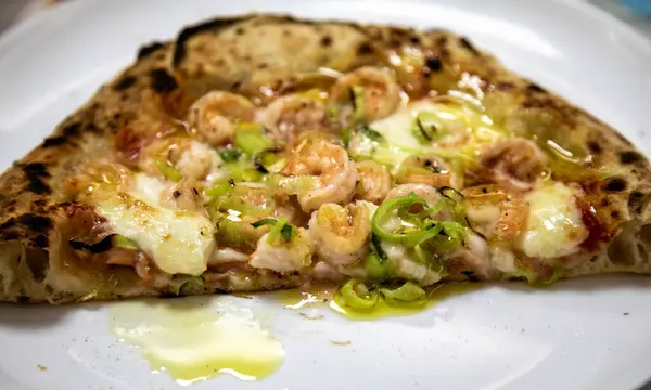 stock image Rustic artisanal shrimp pizza with catupiry cheese and leeks