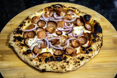 Kırmızı soğanlı Rustik pepperoni pizza.