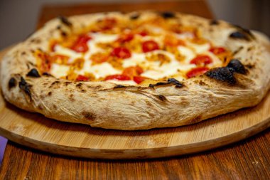 Katupiry peynirli geleneksel Brezilya usulü tavuk pizzası. Frango com akılda kalıcı