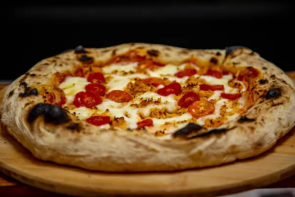 stock image Traditional Brazilian chicken pizza with catupiry cheese. Frango com catupiry