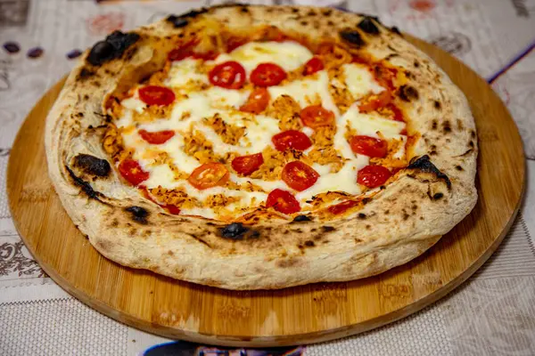 Katupiry peynirli geleneksel Brezilya usulü tavuk pizzası. Frango com akılda kalıcı