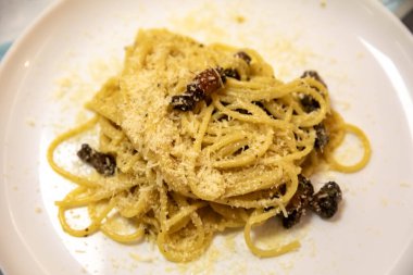 Guanciale, pecorino peyniri ve yumurtalı klasik spagetti carbonara sosu