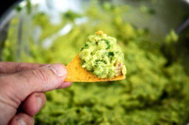 Geleneksel avokado guacamole ve mısır tortilla nachos ile klasik baharatlar