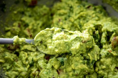 Geleneksel avokado guacamole ve mısır tortilla nachos ile klasik baharatlar
