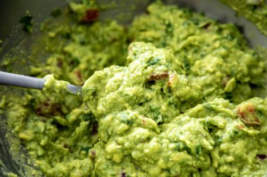 Geleneksel avokado guacamole ve mısır tortilla nachos ile klasik baharatlar