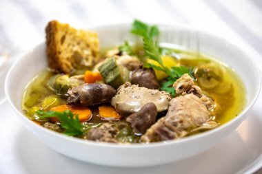 Süper besleyici tavuk ve sebze çorbası ve tavuk ciğeri ve kalp.