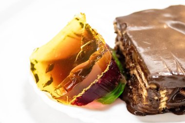 Renkli jelatinle servis edilen klasik çikolatalı pav. mükemmel lezzet kombinasyonu