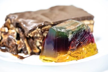 Renkli jelatinle servis edilen klasik çikolatalı pav. mükemmel lezzet kombinasyonu