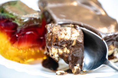 Renkli jelatinle servis edilen klasik çikolatalı pav. mükemmel lezzet kombinasyonu