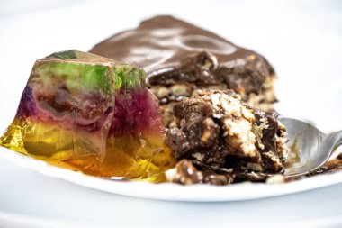 Renkli jelatinle servis edilen klasik çikolatalı pav. mükemmel lezzet kombinasyonu