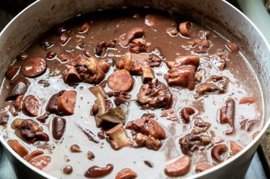 Geleneksel malzemelerle klasik Brezilya feijoadası