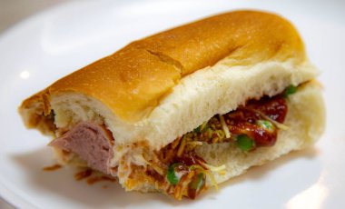 Beyaz arka planda izole edilmiş tipik Brezilya sosislisi.