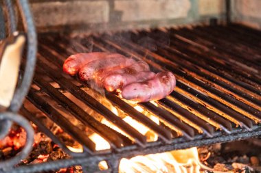 Tipik Brezilya sosisi ızgarada odun ateşiyle barbekü.