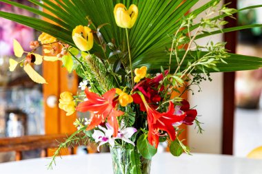 Tropikal meyve ve çiçeklerle dekoratif düzenleme