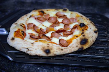 Kırmızı soğanlı Rustik pepperoni pizza.