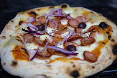 Kırmızı soğanlı Rustik pepperoni pizza.