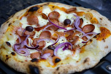 Kırmızı soğanlı Rustik pepperoni pizza.