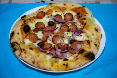 Kırmızı soğanlı Rustik pepperoni pizza.