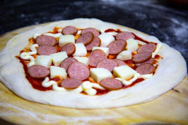 Kırmızı soğanlı Rustik pepperoni pizza.