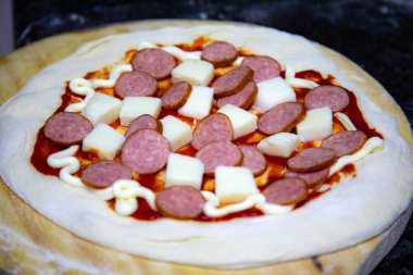 Kırmızı soğanlı Rustik pepperoni pizza.