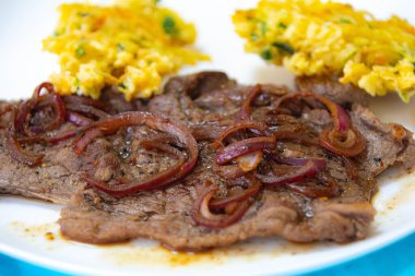 Gerçek yiyecek, güçlü, protein zengini ve sağlıklı. Biftek, soğan, pirinç köftesi ve sebze.