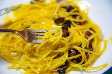 Geleneksel spagetti carbonara ve guanciale pastırması.