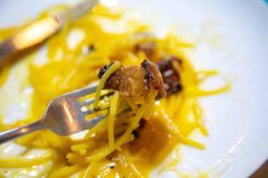 Geleneksel spagetti carbonara ve guanciale pastırması.