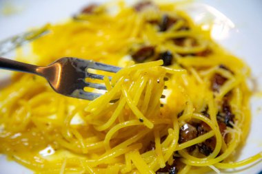 Geleneksel spagetti carbonara ve guanciale pastırması.