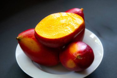 Palmer türünden Brezilya mangoları, olgun ve izole.