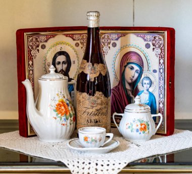  Eski aile yadigarları, çok eski Alba köpüren şarabı ve Katolik dini ikonları.