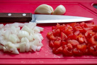 Klasik ve evrensel baharatlar, soğan, domates ve sarımsak