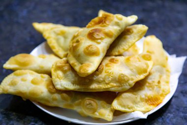 Geleneksel Brezilya hamur işi, kızartılmış ve kıyma ile doldurulmuş.