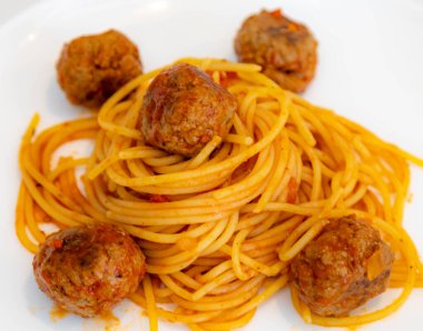 Domates soslu, köfteli ve rendelenmiş parmesan peynirli geleneksel spagetti.