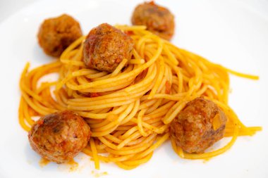 Domates soslu, köfteli ve rendelenmiş parmesan peynirli geleneksel spagetti.