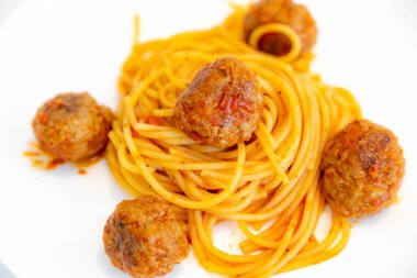 Domates soslu, köfteli ve rendelenmiş parmesan peynirli geleneksel spagetti.