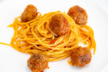 Domates soslu, köfteli ve rendelenmiş parmesan peynirli geleneksel spagetti.