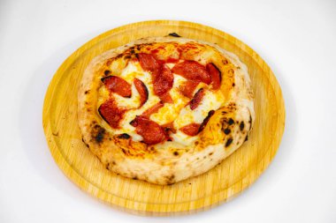 Klasik rustik zanaat pizzası. Uzun vadede hamur olacak.