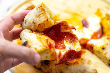 Klasik rustik zanaat pizzası. Uzun vadede hamur olacak.