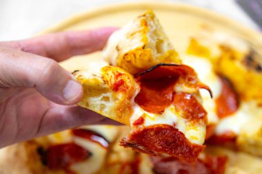 Klasik rustik zanaat pizzası. Uzun vadede hamur olacak.