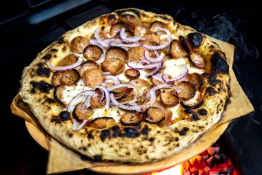 Sıcak bir atmosferde kırsal sanatsal pizza.