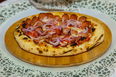 Sıcak bir atmosferde kırsal sanatsal pizza.