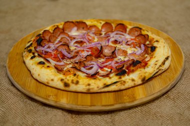 Sıcak bir atmosferde kırsal sanatsal pizza.