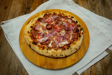 Sıcak bir atmosferde kırsal sanatsal pizza.