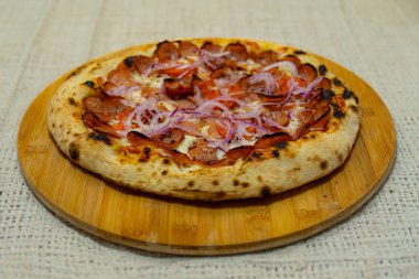 Sıcak bir atmosferde kırsal sanatsal pizza.